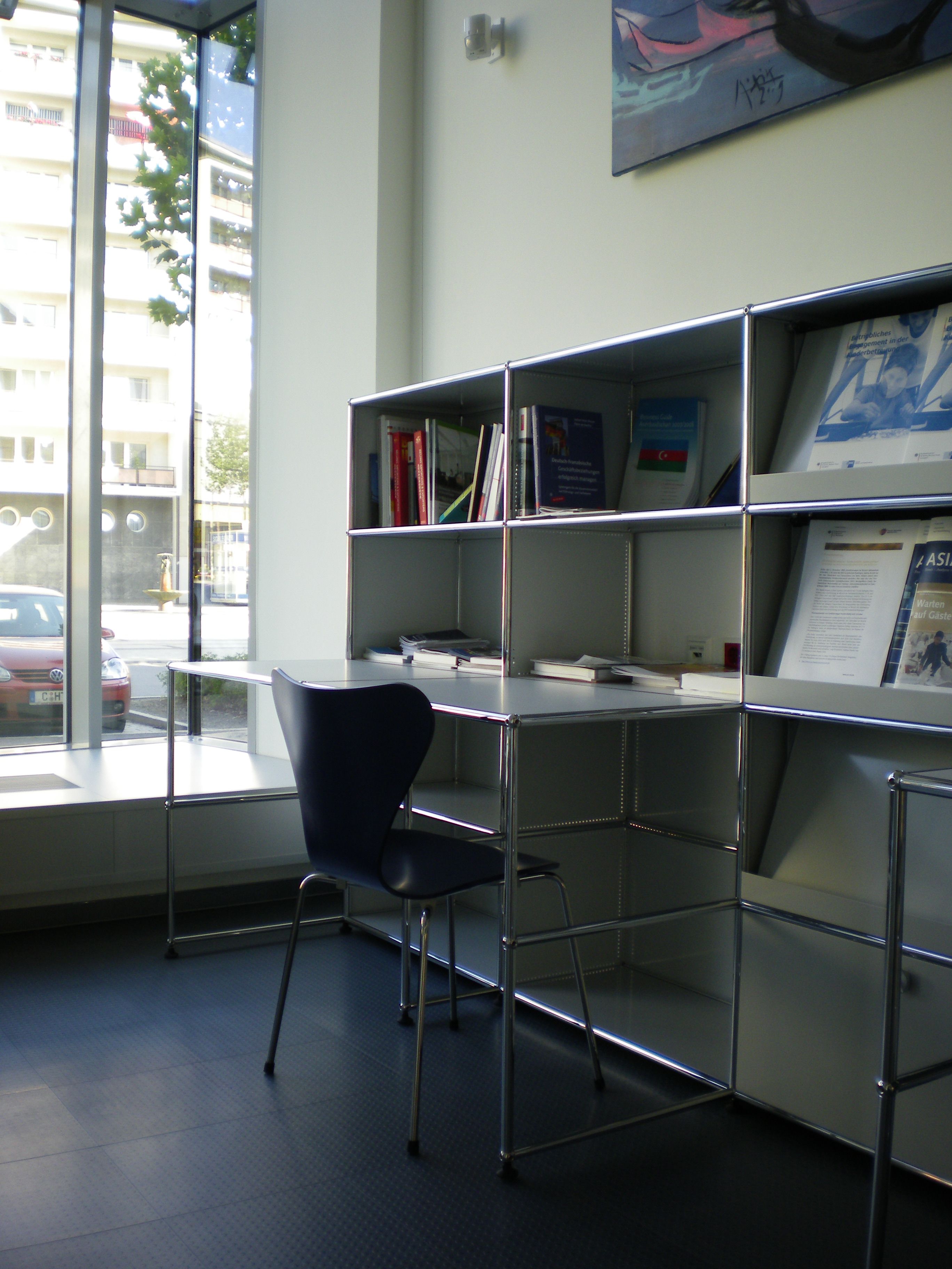 usmhallerworkstation A wonderful USM Haller Workstation featuring book storage and a desk.