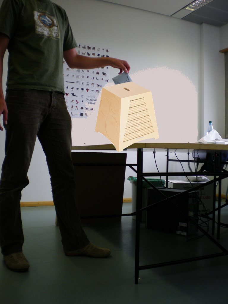 vote-moormann The Kleiner Trommler from Moormann in action as the smow election urn