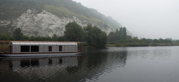 bouroullec-maison-flottante-voyage-floating-house La Maison Flottante. A floating house the Bouroullec's designed in 2006 for for resident artists in the CNEAI - Centre National de l'estampe et de l'art imprimé