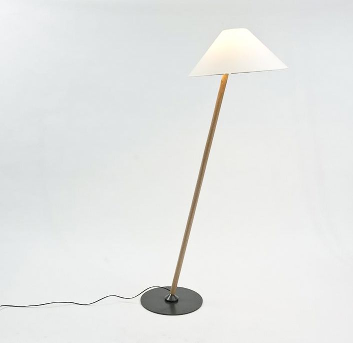 erik-wester-standing-task-light-tilt Standing Task Light - Thanks to an innovative jount lamp and shade can be freely positioned for optimal illumination.