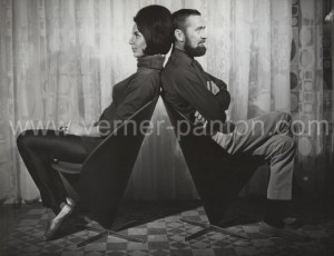 marianne-and-verner-panton-in-cone-chair Marianne og Verner Panton i hans Kræmmerhusstol (ca. 1965 © Verner Panton Design)