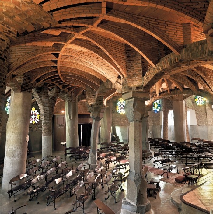 Antoni Gaudí. Krypta der Kirche der Colònia Güell. Innenansicht (1898-1917) Antoni Gaudí. Krypta der Kirche der Colònia Güell. Innenansicht (1898-1917)