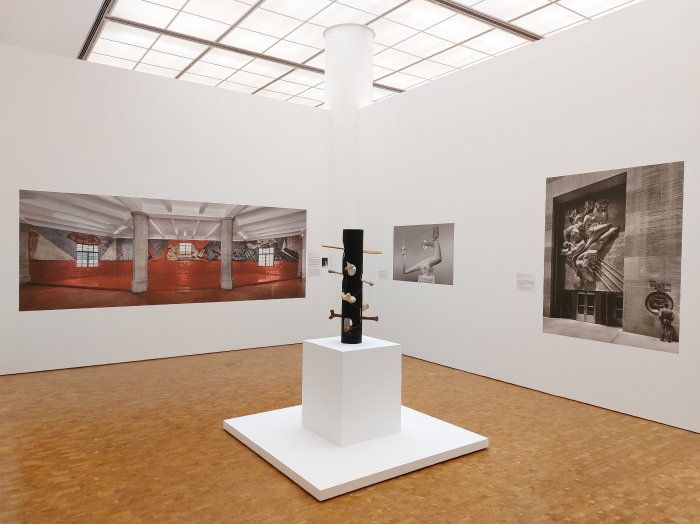 Monument to Heroes by Isamu Noguchi alongside examples of some of his political 1930s works, as seen at Isamu Noguchi, Museum Ludwig, Cologne