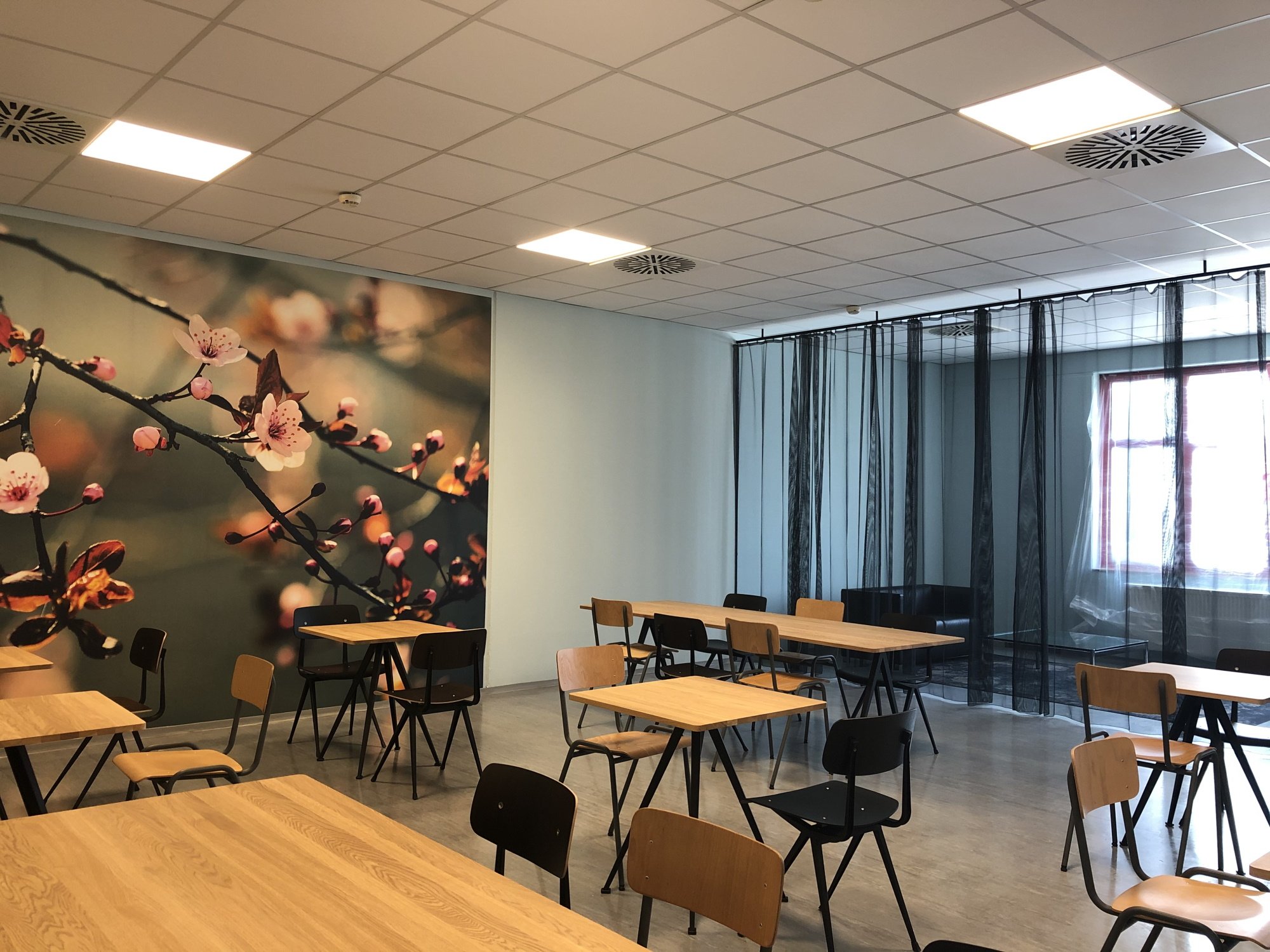 Aqua Römer. Stuttgart: Modern canteen after a smow redesign