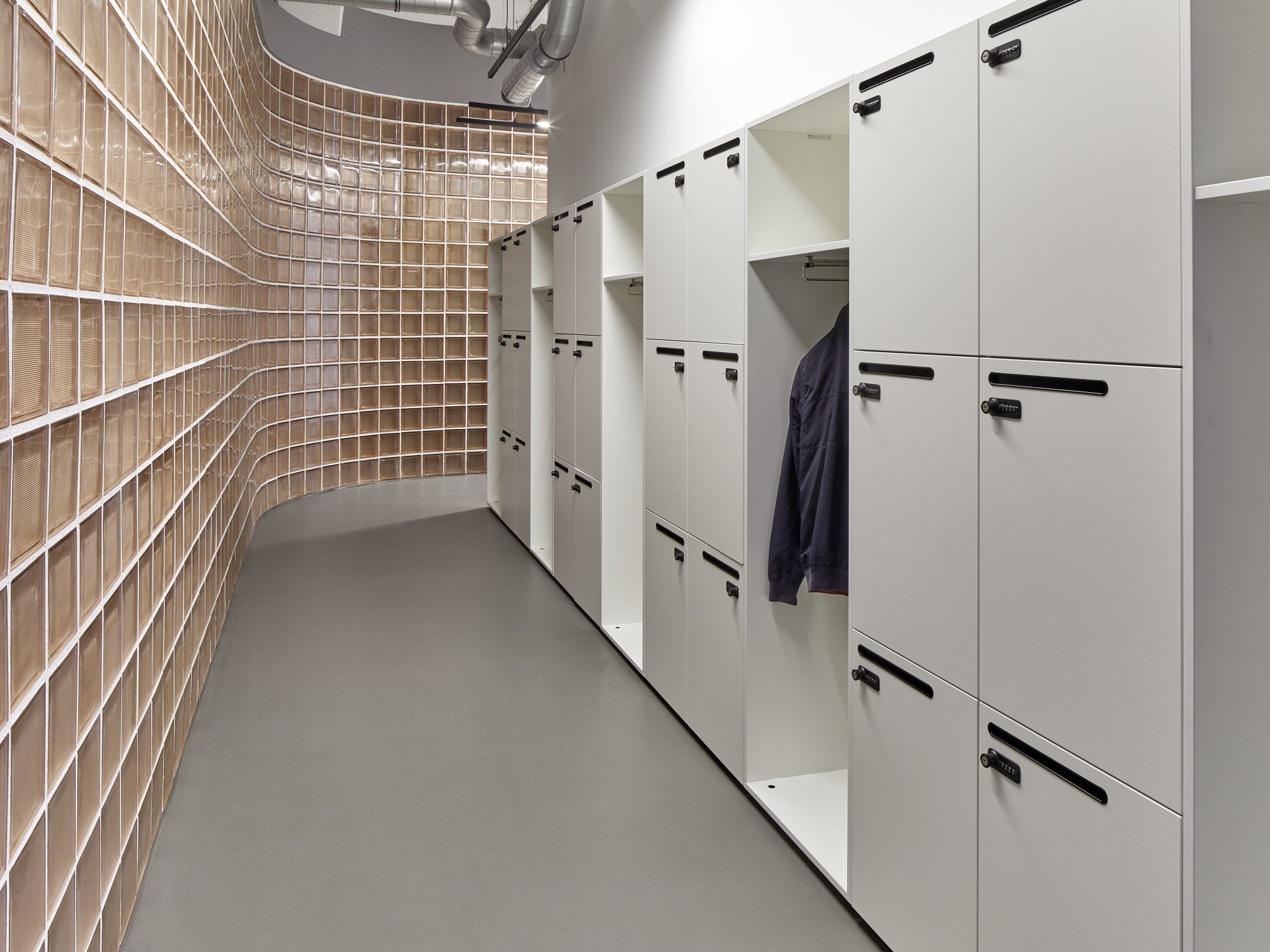 Ebiquity Hamburg X smow Hamburg: A former fitness locker room as an office cloakroom