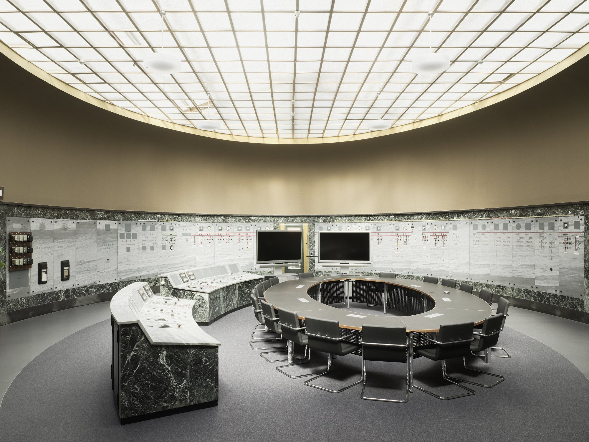 Boardroom seating with cantilever chairs