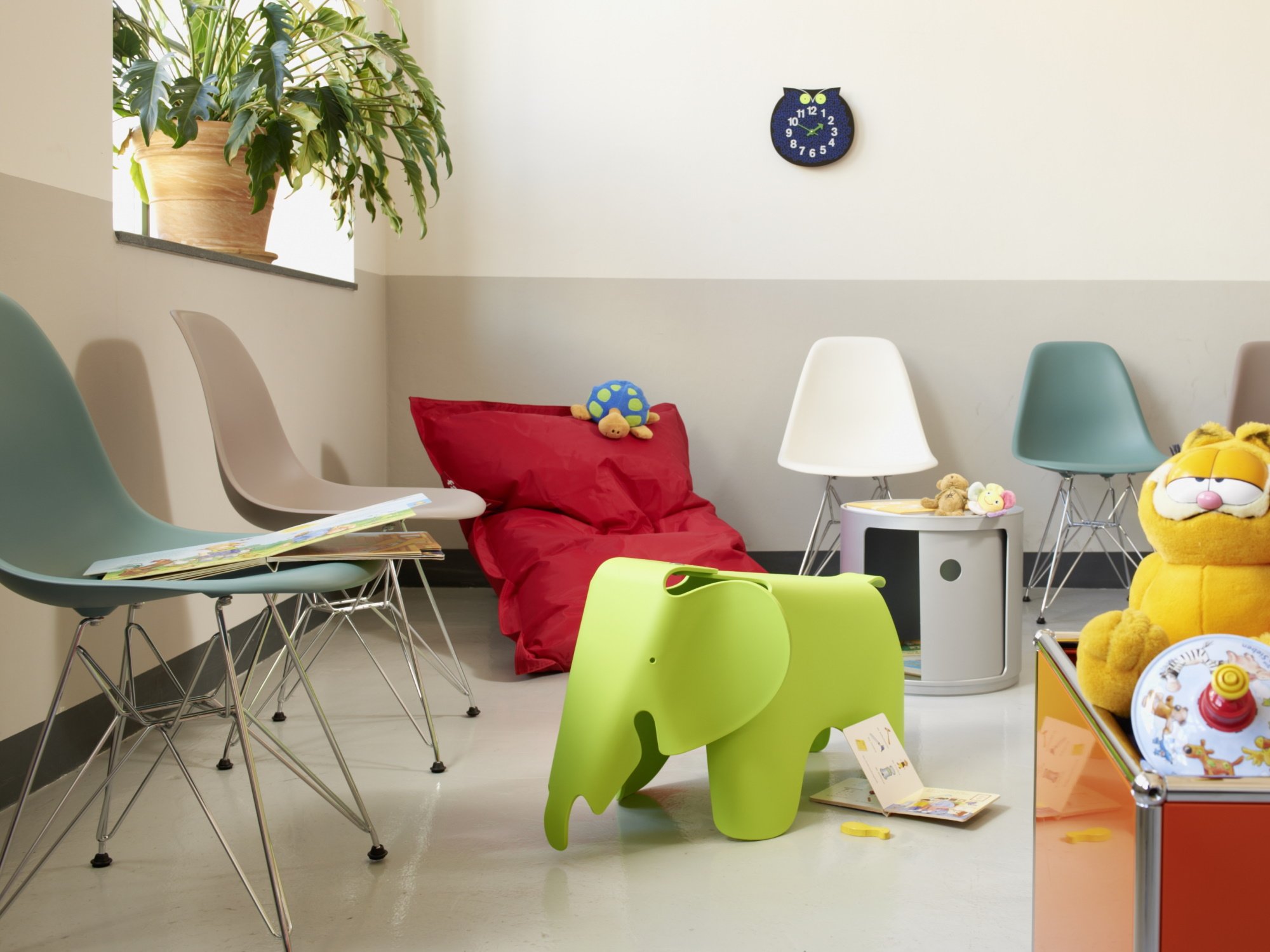 Waiting room with Vitra furniture